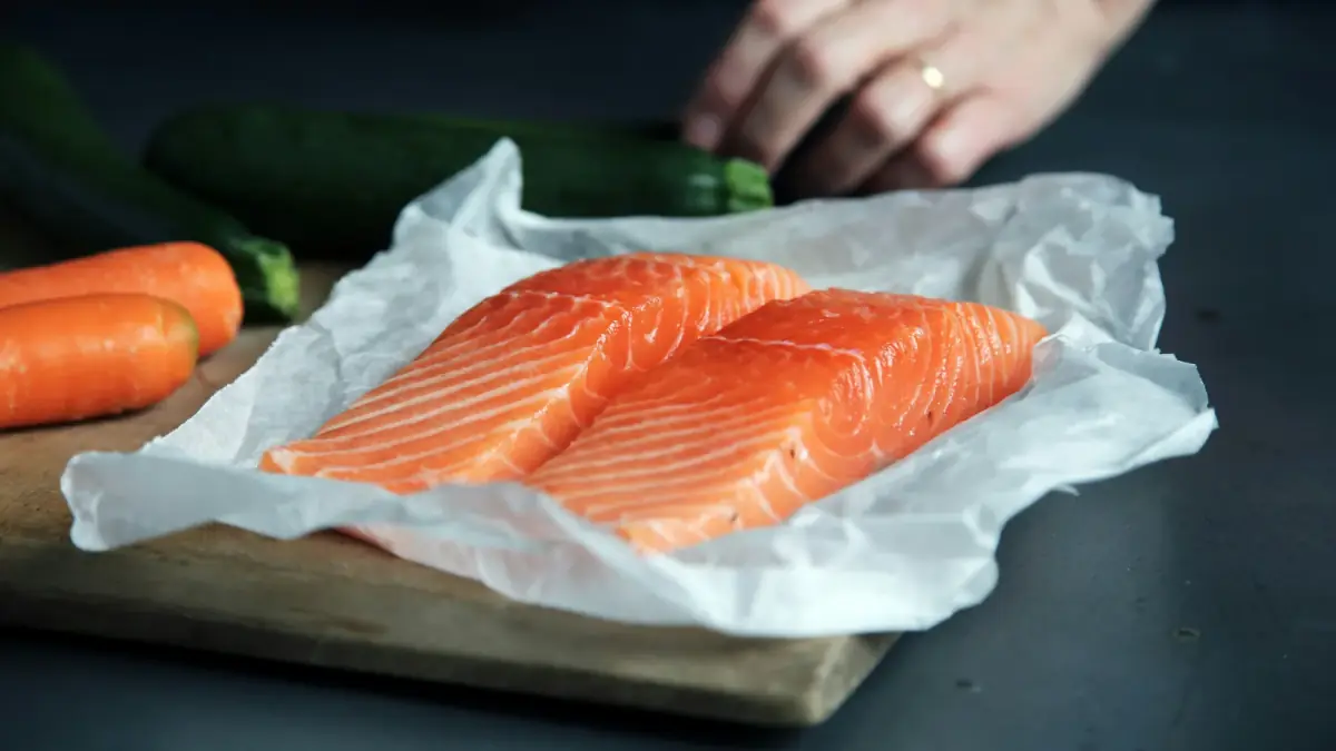 Préparation de filets de saumon — la réalité quotidienne des acheteurs français